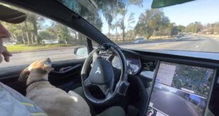 Watch TESLA AutoPilot FULL SELF DRIVING Beta TURN RIGHT ON RED !