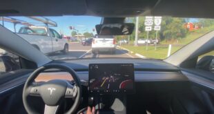Tesla FSD Beta 10.69.2.3 at busy intersections
