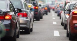 Distracted Driving in traffic or let Autopilot FSDBETA drive? #tesla #elonmusk #autopilot #fsdbeta