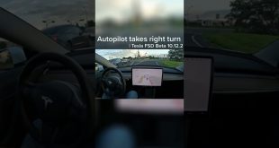 Tesla FSD Beta Autopilot takes right turn